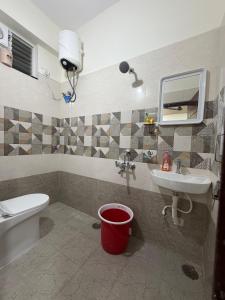 une salle de bain avec un lavabo, des toilettes et un miroir dans l'établissement Casa Bianca Penthouse Retreat, à Secunderābād