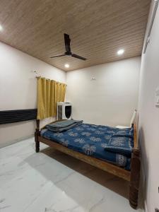 une chambre avec un lit et un ventilateur de plafond dans l'établissement Casa Bianca Penthouse Retreat, à Secunderābād