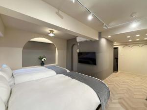 Ένα ή περισσότερα κρεβάτια σε δωμάτιο στο Clio Matoba by b hotel - Fully Equipped Studio 10min to Hiroshima Station