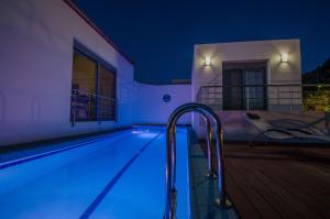 a swimming pool in a villa at night at Villa Levantes Ferienhaus In Mithimna Mit Pool in Kissamos