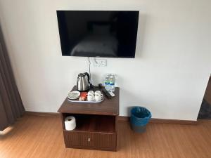 Una pequeña mesa con un televisor en la pared. en Glistar Hotel, en Tampin 48 fotos más