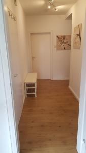 un pasillo con una mesa pequeña y una puerta en Ferienwohnung Hunteblick, en Wildeshausen