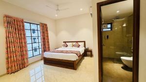 乌代浦MAYA'S MANOR - A Luxury Lake View Boutique Hotel的一间带床的卧室和一间带淋浴的浴室 更多60张照片