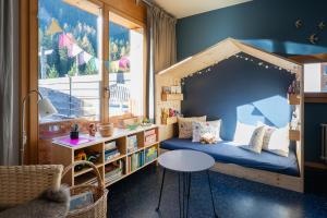 Dormitorio infantil con cama y mesa en Shima-Davos, en Davos