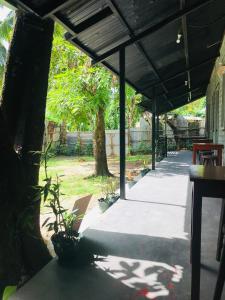 um pátio coberto com uma mesa e uma árvore em The Valley Home em Taytay mais 3 fotografias