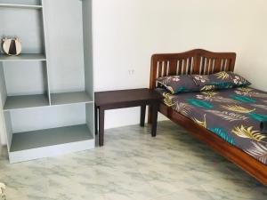 um quarto com uma cama, uma mesa e prateleiras em The Valley Home em Taytay