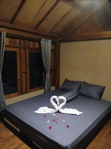 Ένα ή περισσότερα κρεβάτια σε δωμάτιο στο Cozy cove hut +1 φωτογραφίες