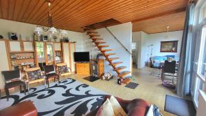 Televízia a/alebo spoločenská miestnosť v ubytovaní Fenyves Villa Balatonakarattya