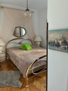 a bedroom with a bed with a green pillow at Perla & Palma in Zaboric