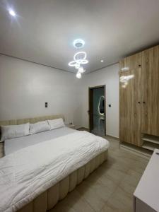 Postel nebo postele na pokoji v ubytování HEKs HOMEs