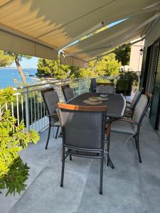 a patio with a table and chairs on a balcony at Perla & Palma in Zaboric