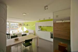 Köök või kööginurk majutusasutuses Hoegerli Alpenblick