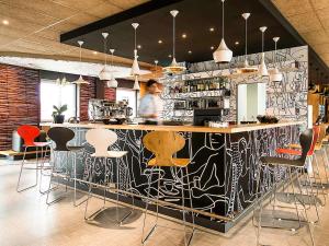 拉伊纳泰宜必思米兰展览中心酒店的条形条形的黑白图案墙