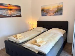 two beds sitting next to each other in a bedroom at Berghütte Astenpanorama in Winterberg