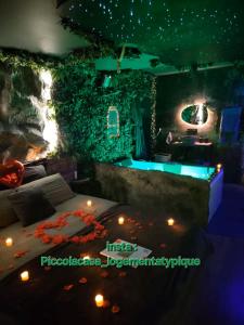 ein Zimmer mit einem Bett mit Lichtern darauf in der Unterkunft Love room Piccola casa côté Forêt in La Verpillière