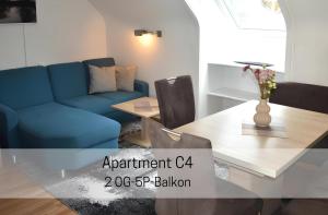 ザンクト・ブラージエンにあるFerienhaus Albmatte-Naturidyll am Fluss-Novemberaktion-Sauna inklusiveの青いソファとテーブルのあるリビングルーム