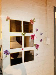 Postel nebo postele na pokoji v ubytování A Rosey Fresh Burgundy Hotel