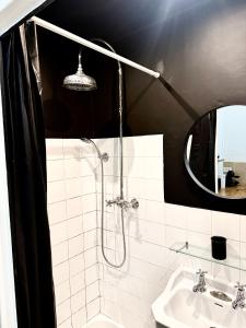 维勒班Le cosy Flachet的浴室配有淋浴和洗手池