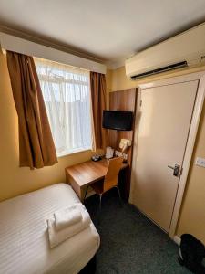 Ένα ή περισσότερα κρεβάτια σε δωμάτιο στο City Continental London Kensington +6 φωτογραφίες