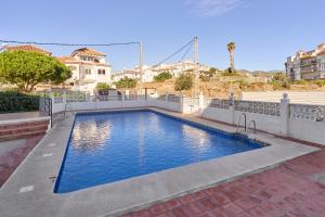 ein Swimmingpool auf einem Haus in der Unterkunft Apartamento Con Parking Y Piscina in Castillo Bajo