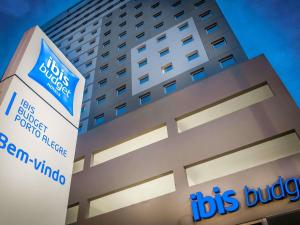 un edificio de hospital con un cartel delante en ibis budget Porto Alegre - Super Econômico, en Porto Alegre