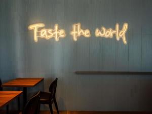 ポルト・アレグレにあるibis budget Porto Alegre - Super Econômicoの壁に「夜を味わう」と書かれたネオンサイン