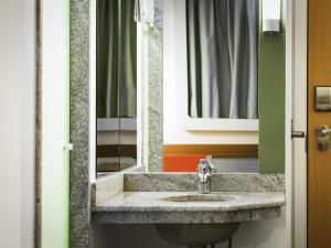 ポルト・アレグレにあるibis budget Porto Alegre - Super Econômicoの洗面台と鏡のあるバスルーム