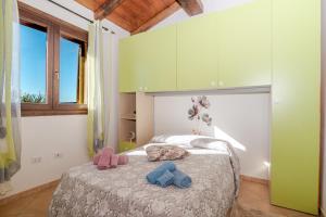 TeltiにあるPasigà- Jacuzi privata vicino Olbiaのベッドとタオル2枚のある寝室