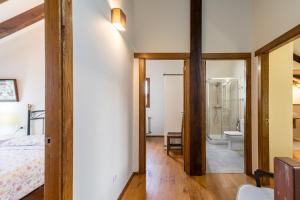 Zimmer mit einem Bett und einem Bad mit einem WC. in der Unterkunft Casa Rural El Castro in La Revilla + 25 Fotos