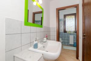 TeltiにあるPasigà- Jacuzi privata vicino Olbiaの白い洗面台と鏡のあるバスルーム +18枚の写真