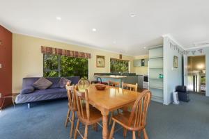 Posezení v ubytování Kereru Retreat at Moetapu Bay