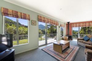 Posezení v ubytování Kereru Retreat at Moetapu Bay