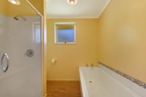 Koupelna v ubytování Kereru Retreat at Moetapu Bay + 17 fotografií