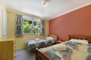 Postel nebo postele na pokoji v ubytování Kereru Retreat at Moetapu Bay