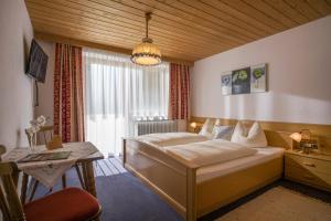 Una cama o camas en una habitación de Gmünderklause