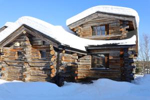 a log cabin with snow on the roof at Holiday Home Kantapää D1 in Luosto
