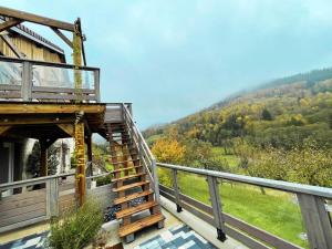 een balkon van een huis met uitzicht op een berg bij Chtite Vosgienne Gîte 4 étoiles cosy in Vecoux