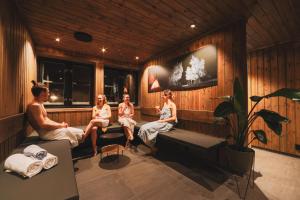 InnsetCabin Huskyfarm Innset的一群人坐在桑拿房里