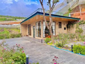 a house with a courtyard in front of it at Kem Rose Trại Mát in Trai Mat