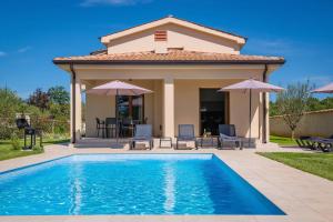 Πισίνα στο ή κοντά στο Ferienhaus Luca