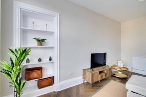 Televiisor ja/või meelelahutuskeskus majutusasutuses Large 6BR Home Parking Near Arbroath Beach