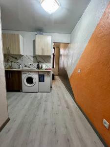 a kitchen with a washing machine in a room at Park apartament in Bălţi
