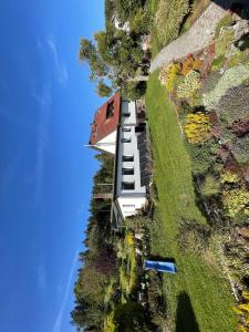 un edificio en la ladera de una colina en Auf Der Sonnenseite, en Zwota