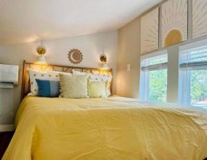 En eller flere senge i et værelse på Romantic Getaways to the New Braunfels in this Fully-Equipped Tiny House in Texas