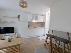 Η κουζίνα ή μικρή κουζίνα στο Studio cosy rez de chaussée proche nature +4 φωτογραφίες