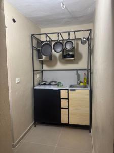 een keuken met een wastafel en potten en pannen bij Katmani Hotel in Mardin +30 foto's