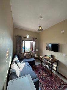 een woonkamer met een bank en een tafel bij Katmani Hotel in Mardin