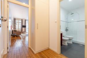 een badkamer met toilet en glazen douche bij Calacatta Housing in Porto +76 foto's