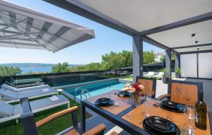 eine Terrasse mit Tisch und Swimmingpool in der Unterkunft Studio für 1 Personen und 6 Kinder in Crikvenica, Kvarner Bucht Crikvenica und Umgebung in Crikvenica