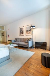 een woonkamer met een bank en een tafel bij Calacatta Housing in Porto